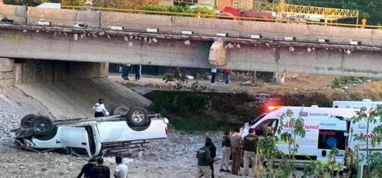 Vehículo cae de puente