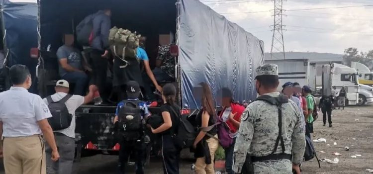 Autoridades interceptan 330 migrantes y detienen a traficantes de personas