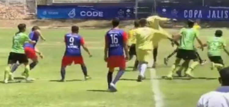 Jugadores atacan a árbitro en Copa Jalisco Jugadores atacan a árbitro en Copa Jalisco