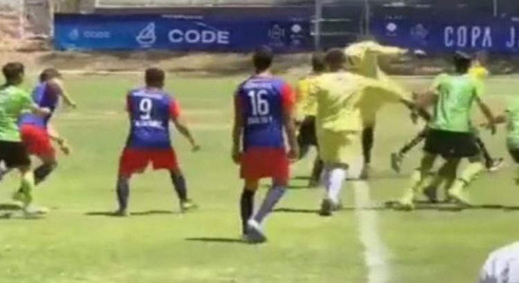 Jugadores atacan a árbitro en Copa Jalisco