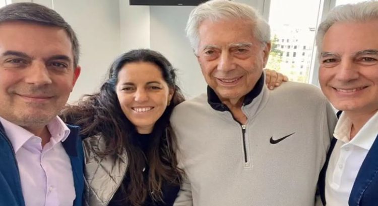 Mario Vargas Llosa se recupera de COVID