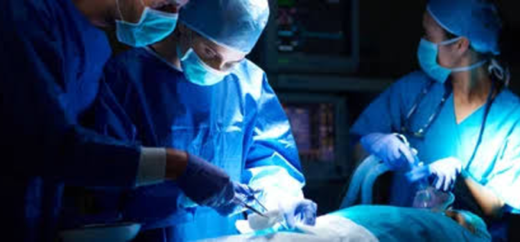 Personal médico olvidó compresa quirúrgica en vientre de una paciente y murió en Jalisco