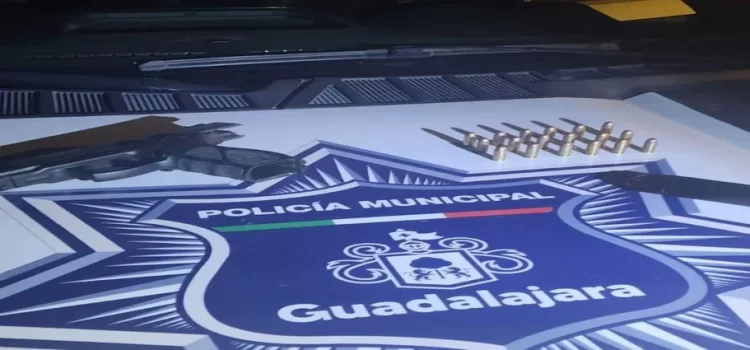 Capturan a hombre en colonia Independencia; le encuentran pistola
