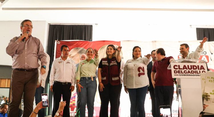 Marcelo Ebrard se reune con maestros de Jalisco