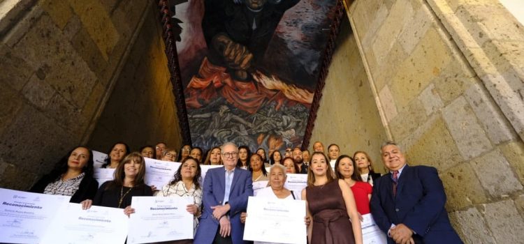 Jalisco reconoce 30 años de servicio de trabajadores de Escudo Urbano C5