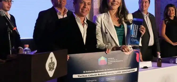 Emprendedora de Jalisco gana premio por su proyecto de tarimas sostenibles