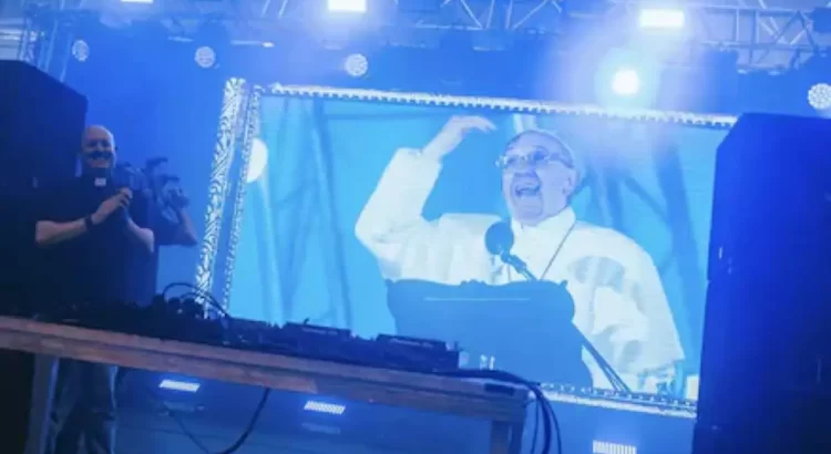 [VIDEO] ¿Misa o rave?, ¿sacerdote o DJ?