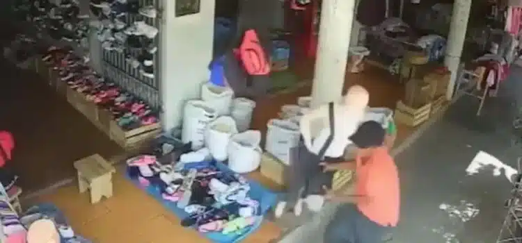 [VIDEO] Ladrón confundió maniquí con su  víctima y trató de robarle la bolsa