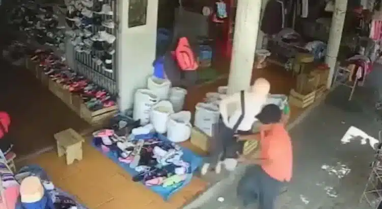 [VIDEO] Ladrón confundió maniquí con su  víctima y trató de robarle la bolsa
