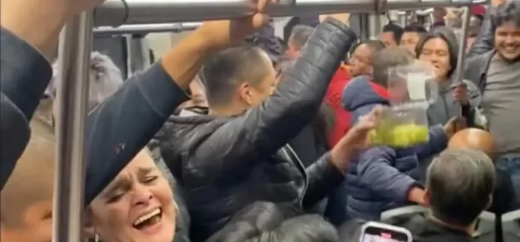 Usuarios del Metrobús celebran el Año Nuevo en medio del tráfico de hora pico