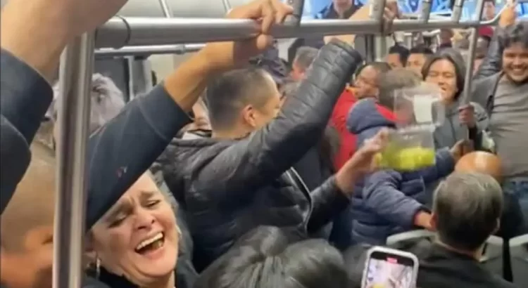 Usuarios del Metrobús celebran el Año Nuevo en medio del tráfico de hora pico