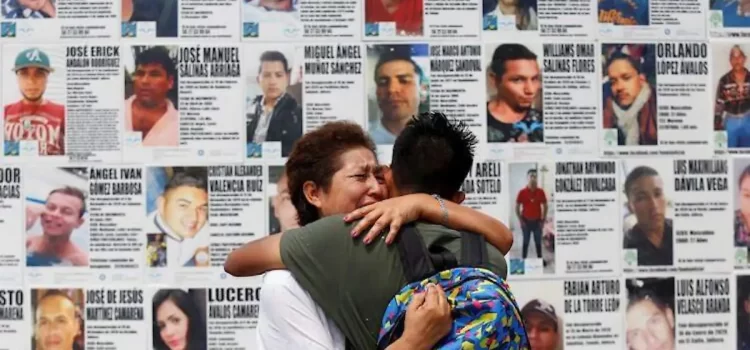 Familias de desaparecidos en Jalisco piden justicia a la presidenta de México
