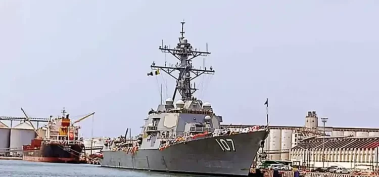 Atraca destructor estadounidense en el puerto de Veracruz