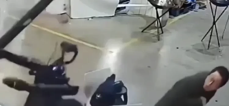 Robot se vuelve “loco” y agrede a sus creadores