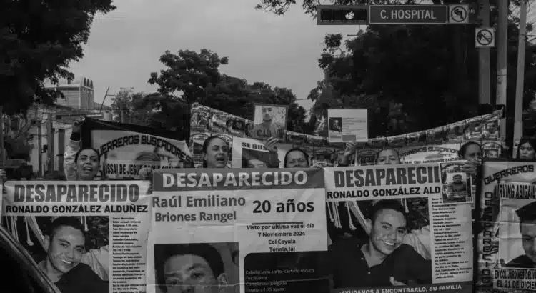 Familias exigen justicia frente a Fiscalía de Jalisco a tres años de la desaparición de Ronaldo González