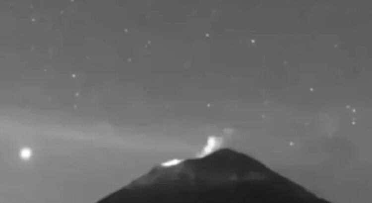 Captan decenas de objetos luminosos sobre el Popocatépetl