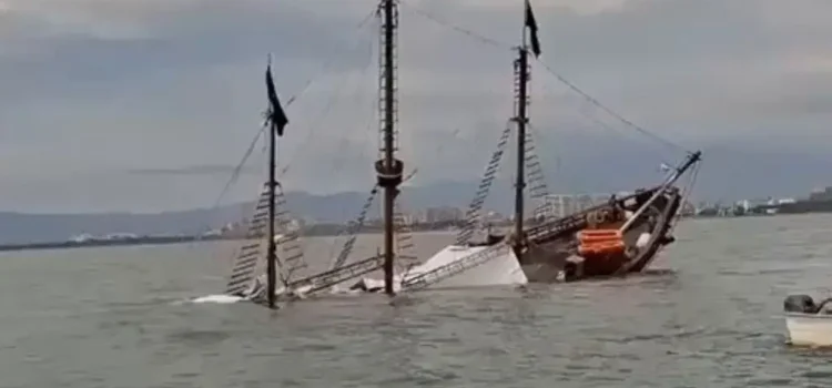Se hunde “La Marigalante”, réplica de la Santa María, frente a Puerto Vallarta