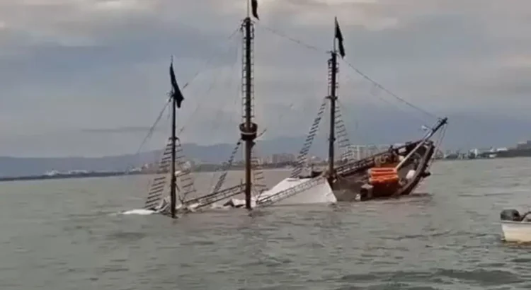 Se hunde “La Marigalante”, réplica de la Santa María, frente a Puerto Vallarta
