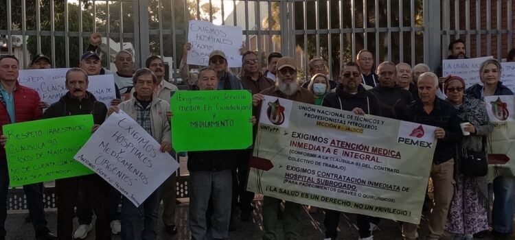 Tercera protesta en una semana de trabajadores y jubilados de PEMEX en Jalisco