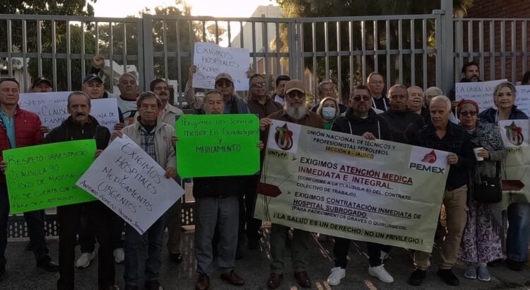 Tercera protesta en una semana de trabajadores y jubilados de PEMEX en Jalisco