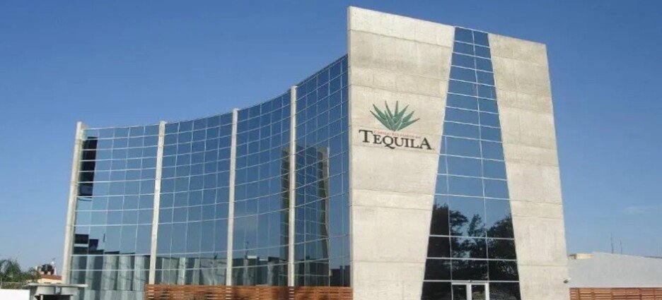 Alertan a consumidores evitar comprar tequila por redes sociales
