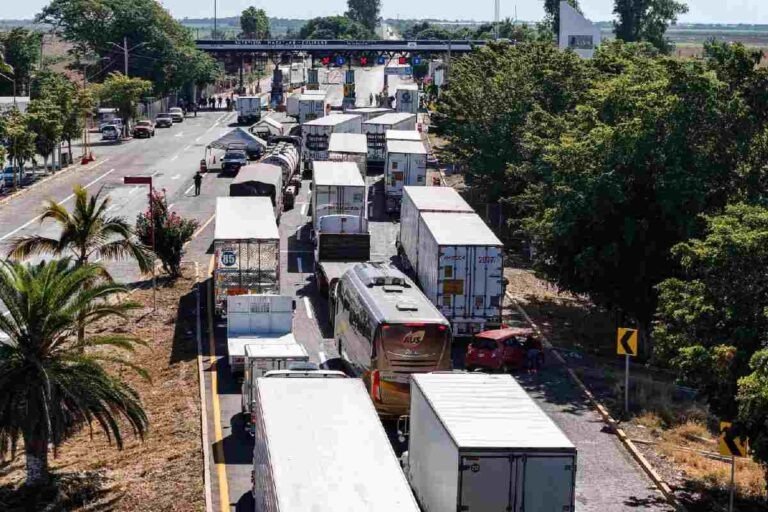 Transportistas de Jalisco se suman al paro nacional indefinido del lunes